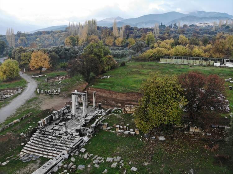 <p>Muğla'daki Pagan inanışının merkezi kabul edilen 3 bin yıllık Lagina Hekate Kutsal Alanı'nda yürütülen çalışmalarda gün yüzüne çıkarılan eserlerin bulunduğu alanlar Sonbahar renkleriyle adeta rengarenk bir örtüyle kaplandı.</p>

<p> </p>
