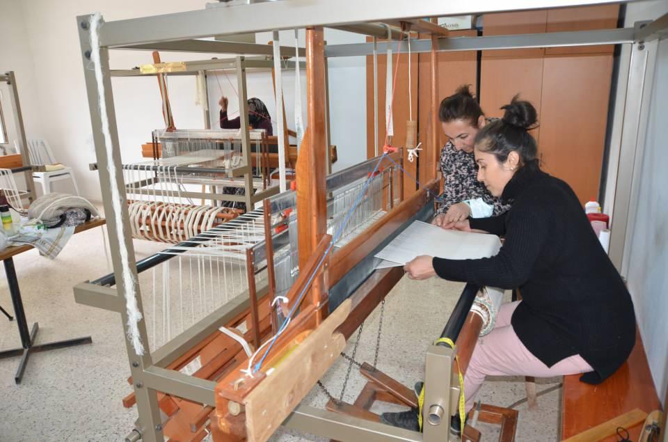 <p>Yöresel dokumacılığın unutulmaması için açılan kursta açtıklarını anlatan kurs eğitmeni Feride Canbaş, 2010 yılında İbradı Halk Eğitim Merkezi Müdürlüğü tarafından ilk kez kurs açıldığını ve kendisi de dahil olmak üzere bir yıl süren yöreye özgü dokuma kursunda 13 kişinin eğitildiğini kaydetti.</p>

<p> </p>
