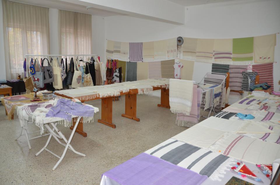 <p>İlk zamanlar zorluklar çektik fakat ürün çıkardıkça insan mutlu oluyor. Biz de gelecek nesillere bunları aktarmak için emek vereceğiz. Bu kültürümüz ebelerimizden kalmadır ama zaman içerisinde kültür unutulmuş, yeniden ayağa kaldırmak bizi mutlu ediyor. Bizlere bu imkanı tanıyan hocalarımıza teşekkür ediyorum. Bu kursta güzel şeyler öğrendik ve güzel şeyler yapacağız” diye konuştu.</p>

