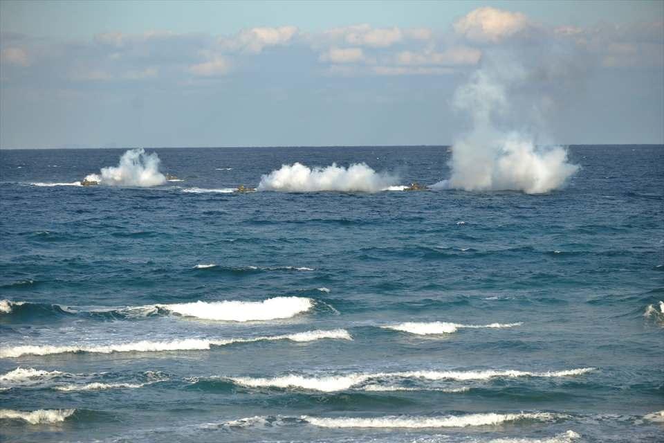 <p>Japonya Öz Savunma Kuvvetleri (SDF), adaların savunmasını için Mart 2018'de kurduğu Amfibi Hızlı Dağıtım Tugayı (ARDB) ile güney Kagoshima bölgesinin Tanegashima Adası'nda çıkarma tatbikatı gerçekleştirdi. </p>

<p> </p>
