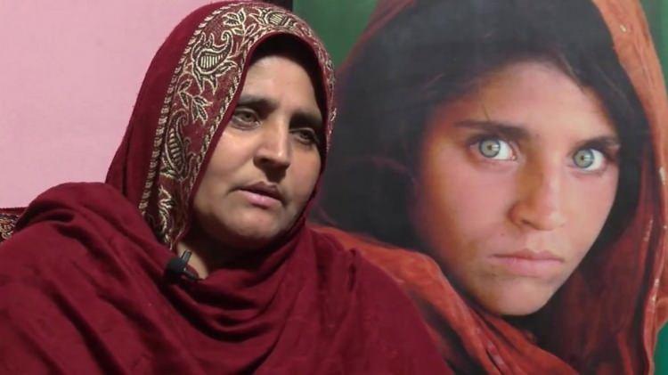 <p><strong>National Geographic dergisinin en ünlü kapaklarından birinde yer alan ve 'Afgan Kızı' olarak bilinen Şarbat Gula'nın Taliban'ın Afganistan'ı ele geçirmesinin ardından İtalya'ya tahliye edildiği belirtildi.</strong></p>
