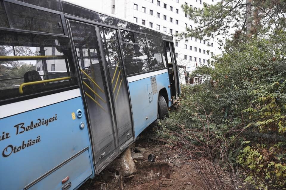 <p>Ankara Şehiriçi Özel Halk Otobüsçüler Esnaf Odası Yönetim Kurulu üyesi Ahmet Sarıkurt ise söz konusu kazanın Cebeci Dikimevi kavşağında 1 Ekim 2015'te 12 kişinin hayatını kaybetmesi ile sonuçlanan kaza ile aynı nedenle olduğunu belirterek, can kaybı olmamasının sevindirici olduğunu vurguladı.</p>
