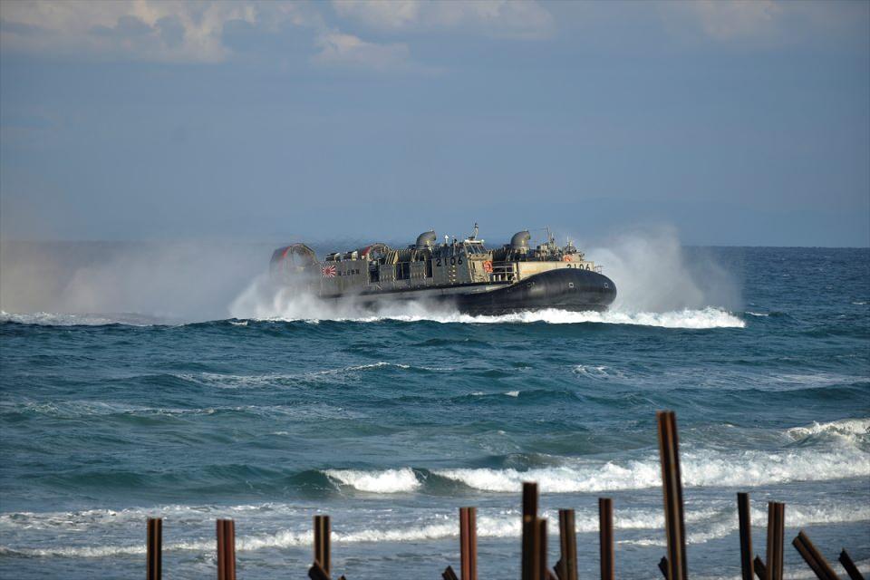 <p>Tatbikatta Hava Yastıklı Çıkarma Araçları (LCAC) da yer aldı.</p>