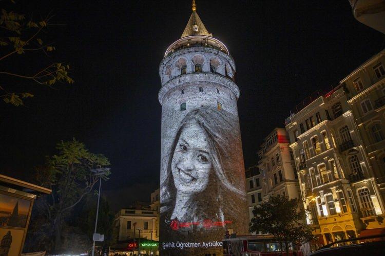 <p>Gösteride, Mustafa Kemal Atatürk'ün fotoğraflarının yanı sıra şehit öğretmenlerin isimleri de yansıtıldı.</p>
<p> </p>