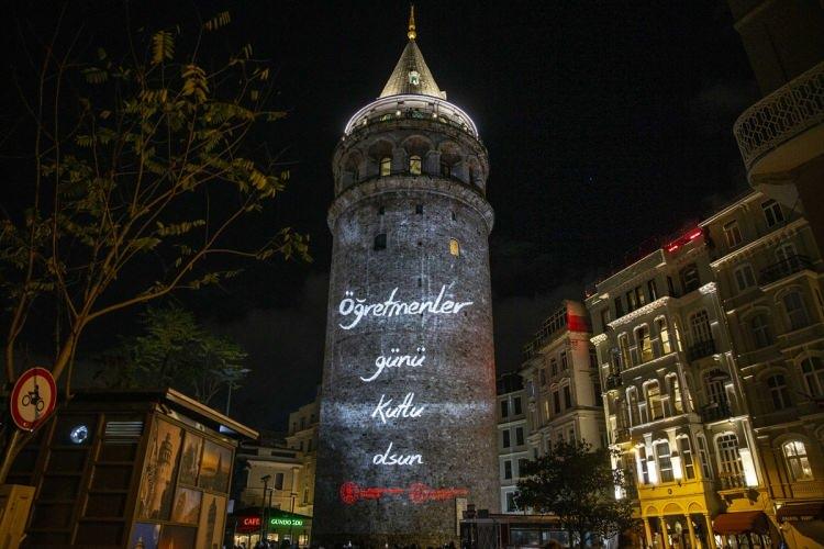 <p>Etkinliğin sonunda, 9 Haziran 2017'de ilk görev yeri Kozluk'ta karne dağıttıktan sonra evine doğru yola çıktığı sırada dönemin Belediye Başkanı Veysi Işık'ın aracına PKK'lı teröristlerce açılan ateş sırasında ağır yaralanan ve kaldırıldığı hastanede şehit olan Aybüke Yalçın da gösterildi.</p>

<p> </p>
