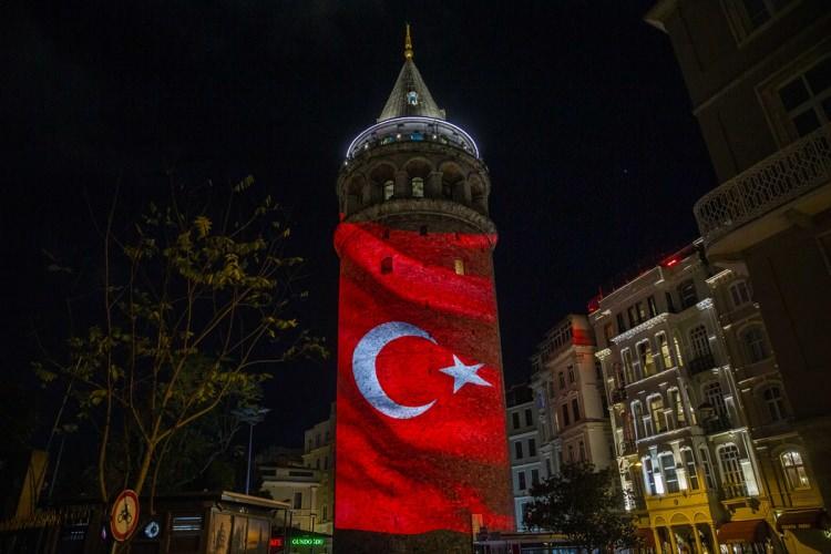 <p>Düzenlenen ışık gösterisini bölgede bulunan vatandaşlar ve turistler de ilgiyle izledi.</p>
<p> </p>