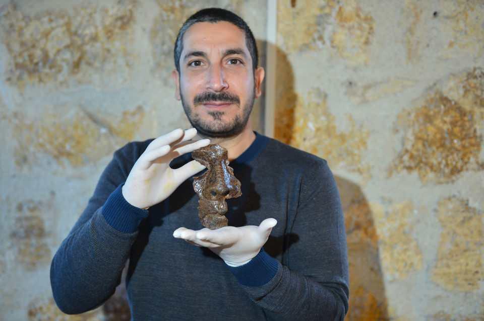 <p>Ortaya çıkarılan mozaikler dolayısıyla "Karadeniz'in Zeugması" şeklinde adlandırılan, Geç Helenistik, Roma ve Erken Bizans dönemlerinde yerleşim yeri olarak kullanılan Karabük'ün Eskipazar ilçesindeki Hadrianaupolis Antik Kenti'nde yapılan kazı çalışmalarında, Roma askerine ait 1800 yıllık demir maske bulundu.</p>
<p> </p>