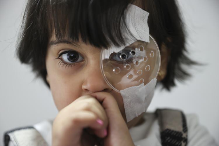 <p>Suriyeli El-Şeyh ailesinin Türkiye'de doğan 3 yaşındaki kızları Riham, iki gözüne yapılan kornea nakliyle dünyaya yeniden gülen gözlerle bakmaya, oyuncaklarıyla oynamaya başladı.</p>

