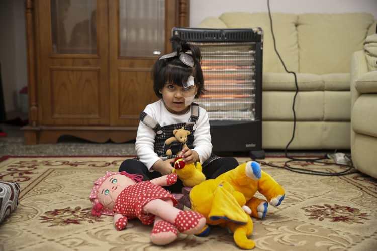 <p>Ülkelerindeki savaş nedeniyle 2012 yılında Türkiye'ye gelen El-Şeyh ailesi, doğuştan görme bozukluğu bulunan kızları Riham'ın sağlığına kavuşmasıyla büyük mutluluk yaşadı.</p>

