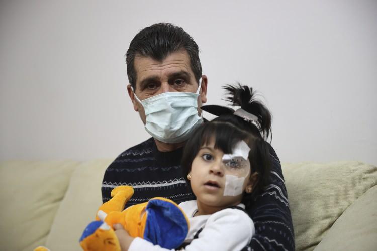 <p>"Nerdeyse her evin bir şehidi oldu. Ben, kardeşimi ve yeğenimi şehit verdim. Her şeyimizi kaybettik. Ne zaman bir bomba d&uuml;şecek bilmediğimiz i&ccedil;in her an bu korkuyla yaşadık." diyen Ahmet El-Şeyh, yaşayabilmek i&ccedil;in T&uuml;rkiye'ye sığındıklarını anlattı.</p>
