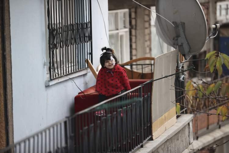 <p>"Ge&ccedil; d&ouml;nemde başvurulsaydı kalıcı g&ouml;rme kaybı olabilirdi"</p>

<p>Ameliyatı ger&ccedil;ekleştiren g&ouml;z hastalıkları uzmanı Do&ccedil;. Dr. Mustafa K&ouml;şker, k&uuml;&ccedil;&uuml;k Riham'ın iki g&ouml;z&uuml;nde korneadaki probleme bağlı g&ouml;rme kaybı ile kendilerine getirildiğini s&ouml;yledi.</p>
