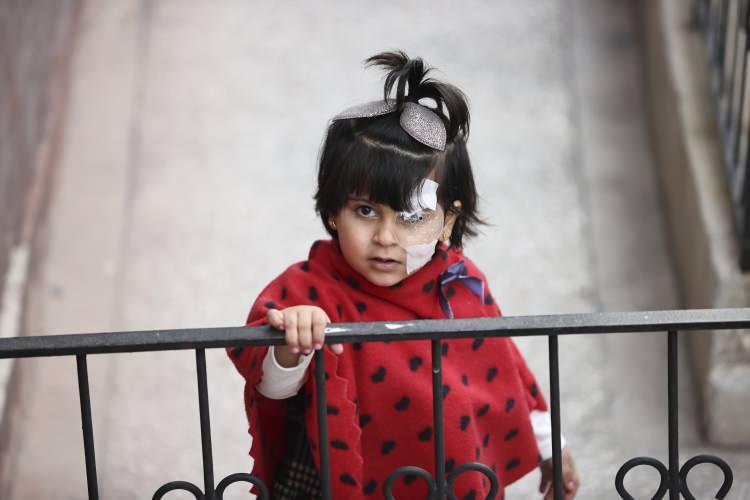 <p>Korneayı, bir evin dışa a&ccedil;ılan penceresi olarak yorumlayan K&ouml;şker, "Bu pencere puslandığında g&ouml;rme yetisi azalır. Biz de Riham'a g&ouml;rme kaybı sorununun ortadan kalkması i&ccedil;in kornea nakli yaptık.&nbsp;</p>
