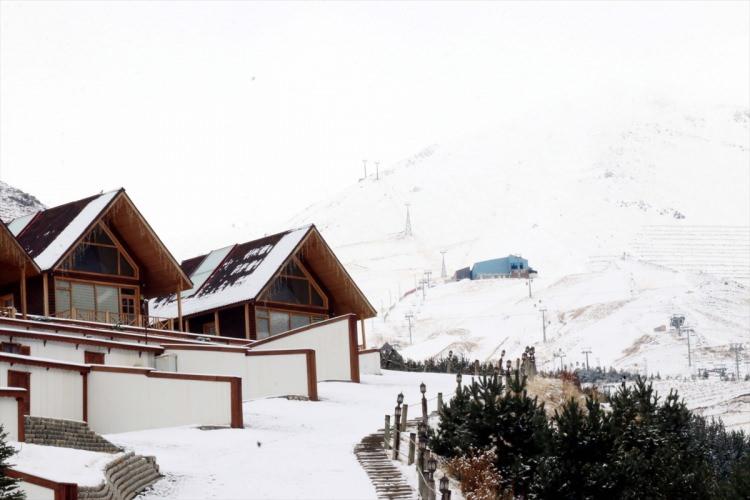 <p>Erzurum'da dün başlayan kar yağışı, gece ve sabah saatlerinde etkisini artırdı. Kar yağışının ardından yüksek kesimler ve Palandöken Kayak Merkezi beyaz örtüyle kaplandı.</p>

<p> </p>
