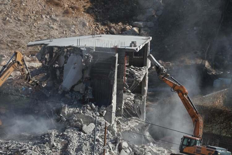 <p>Birleşmiş Milletler İnsani işler Koordinasyon Ofisinin açıkladığı verilere göre, İsrail, işgal altındaki Batı Şeria'nın C bölgesi ve Doğu Kudüs'te bu yılın başından 18 Ekim'e kadar Filistinlilere ait 698 binayı yıktı.</p>
