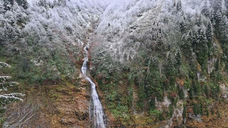 <p>Çağrankaya, Huser, Samistal, Pokut ve Sal yaylalarında kar kalınlığı 20 santimetreyi geçerken 3 bin rakımın üzerindeki bölgelerde ise 25 santimetreye ulaştı.</p>

<p> </p>
