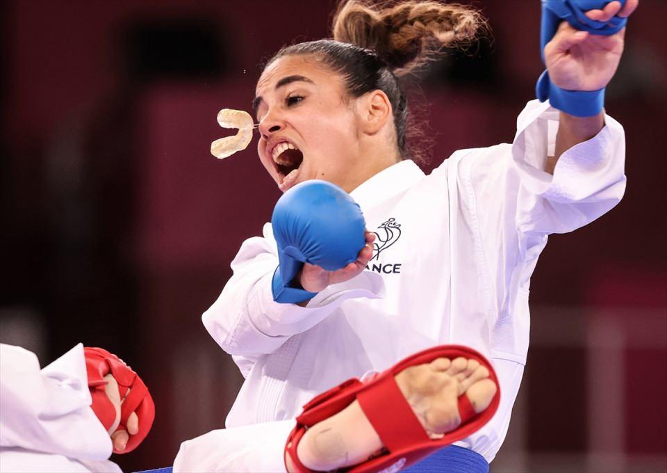 <p>2020 Tokyo Olimpiyat Oyunları'nın 14. gününde karate müsabakalarında kadınlar kumite 61 kiloda, Fransız sporcu Leila Heurtault, rakibiyle mücadele etti. Karşılaşma sırasında Heurtault'un ağzındaki dişlik çıktı.<br />
<br />
<strong>Foto Muhabiri Elif Öztürk Özgöncü</strong></p>
