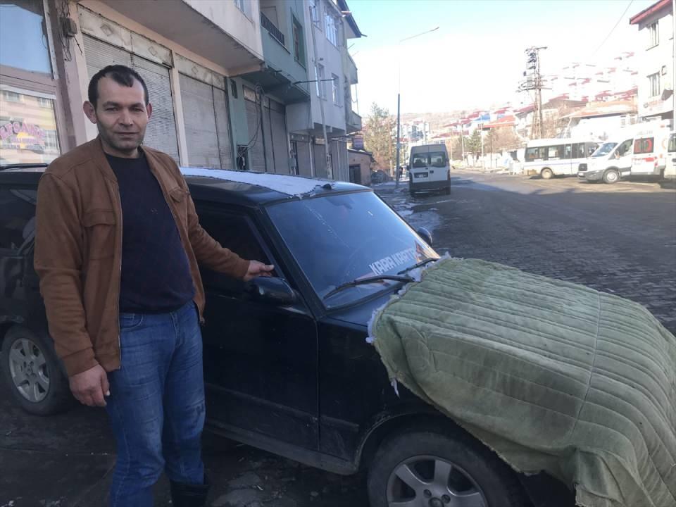 <p>Kars'ta da kar yağışının ardından etkili olan soğuk hava nedeniyle araçların camları buzla kaplandı. Bazı vatandaşlar araçlarını soğuktan korumak için battaniye ve halılarla örttü.</p>
<p> </p>