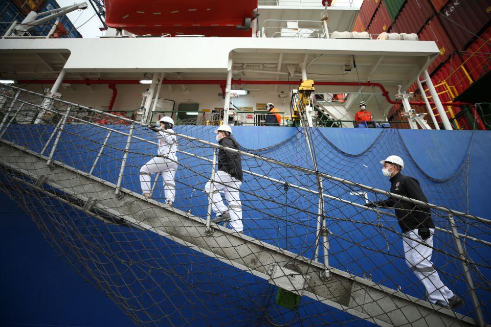 <p>Geminin olası kaza ve fırtınalarda kırılma ve su alma riskine karşı yapısal bütünlüğü, ambarlar, ambar kapaklarının durumu ve sızdırmazlığı da denetimden geçiriliyor.</p>
<p> </p>