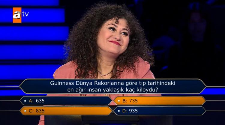 <p><span style="color:#800080"><strong>Ancak yanlış cevabı görünce panik olan yarışmacı B Şıkkı 735 seçeneğine yöneldi.</strong></span></p>

