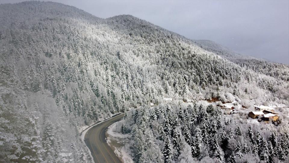 <p>Düzce, Karabük ve Sakarya'nın yüksek kesimlerinde kar etkili oluyor.</p>
<p>Düzce'de dün geceden itibaren etkisini gösteren soğuk hava ve sağanak, yüksek kesimlerde yerini kara bıraktı.</p>
<p> </p>