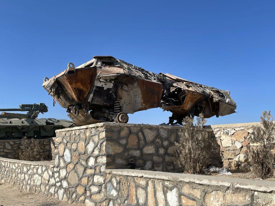 <p>Yolda seyreden araçlar bazen 50 metrede bir, patlayıcıların sebep olduğu çukurlar nedeniyle yavaşlamak zorunda kalıyor. Normal şartlarda otomobille, bir buçuk saatte alınacak yol, söz konusu tahribat nedeniyle 3 saatte katedilebiliyor.</p>