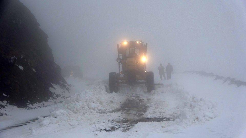 <p>Kentte kar yağışı özellikle yüksek kesimlerde etkili olmaya başladı. Gece saatlerinde kar ve tipi nedeniyle 10 köy ve 21 mezra yolu ulaşımının sağlandığı Üçevler grup köy yolu ulaşıma kapandı. </p>

<p> </p>
