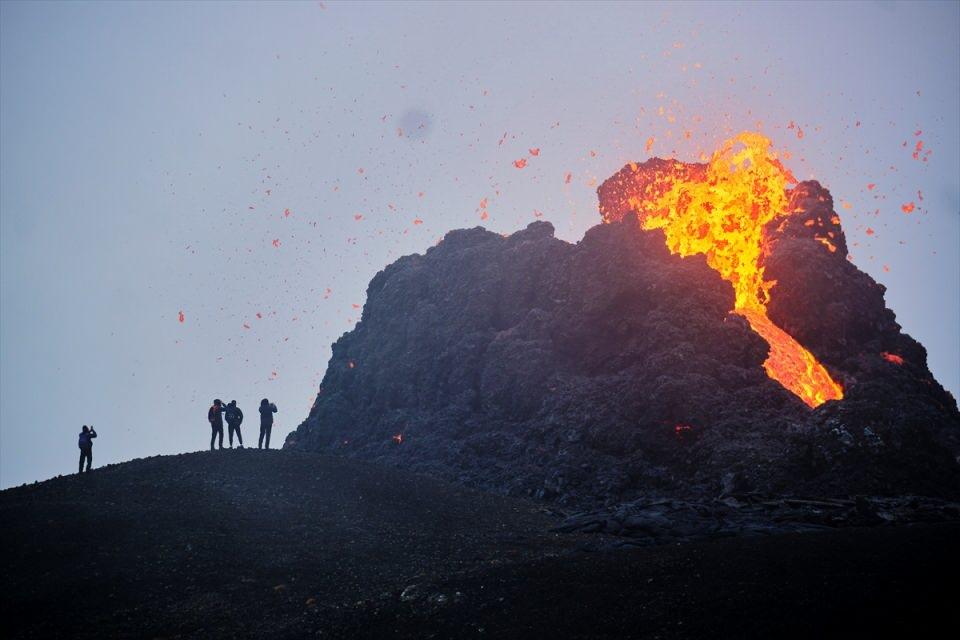 <p>İzlanda'nın güneybatısındaki Reykjanes Yarımadası'nda bulunan Fagradals Yanardağı, 6 bin yıl sonra lav püskürtmeye başladı.<br />
<br />
<strong>Foto Muhabiri Anton Brink</strong></p>
