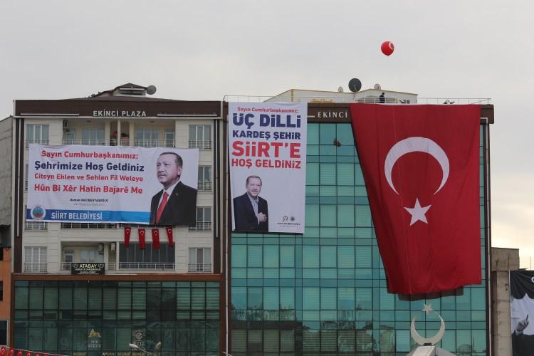 <p>Türkçe ve Kürtçe pankartlar asılırken miting alanı dolmaya başladı. </p>
