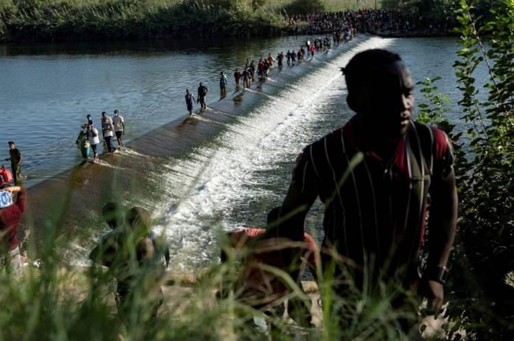 <p>16 Eylül’de Ciudad Acuna, Meksika'da, ABD'de iltica talebinde bulunan göçmenler, Meksika ile ABD arasındaki Uluslararası Köprü'nün yakınındaki Rio Grande nehrinde, işlemleri bekliyor.</p> <p> </p> 