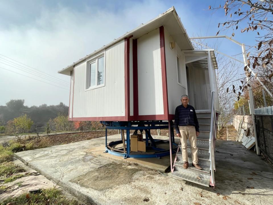 <p>Koca, raylı sistem üzerine işçiliğinin büyük bölümünü de kendi yaptığı prefabrik evi yerleştirdi. Evin içerisine ahşap döşeyen Koca, 28 metrekarelik evi elektrikli motor yardımıyla kendi etrafından döndürüp sabitleyebiliyor. Koca, içerisinde bir evde bulunan her şeyin yer aldığı dönen evinde misafirlerini ağırlıyor.</p>

<p> </p>
