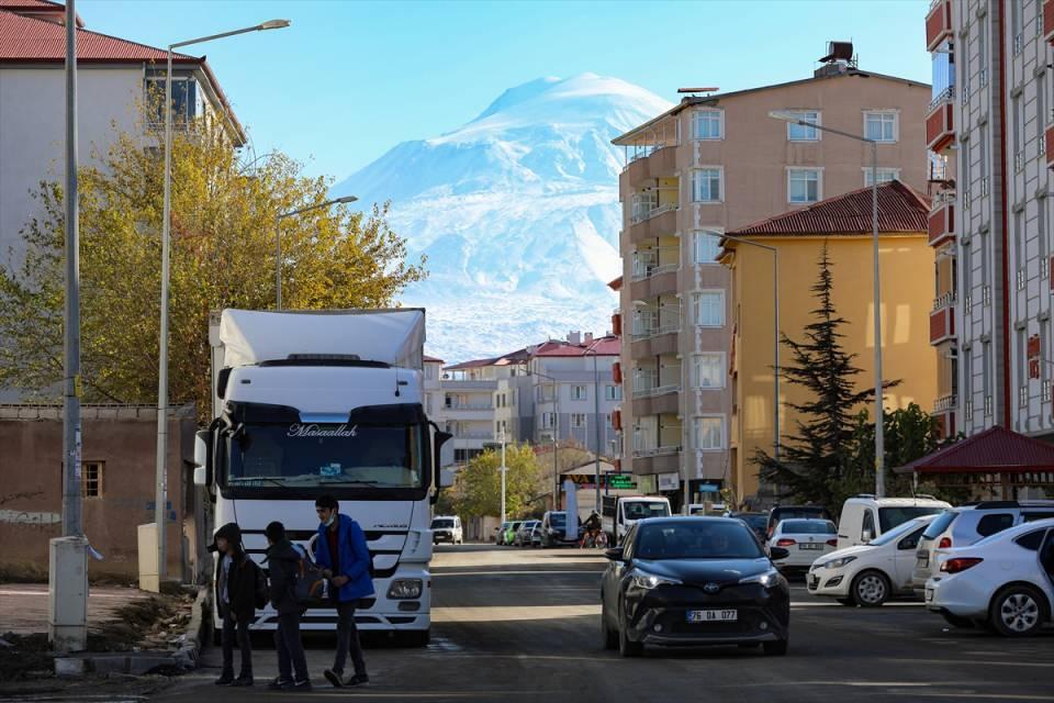 <p>Bölgedeki kar yağışı nedeniyle kentteki 2 köy yolu ulaşıma kapandı.</p>
