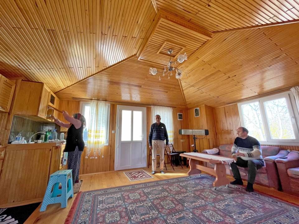 <p>Önce karavana merak saran ancak eşinden destek göremeyen Koca, bahçesine dönen bir ev yapmaya karar verdi. Çevresindekilerin "yapılamaz" demesine rağmen kararından vazgeçmeyen Koca, kendi tasarladığı dönen evi yapmaya başladı.</p>
<p> </p>