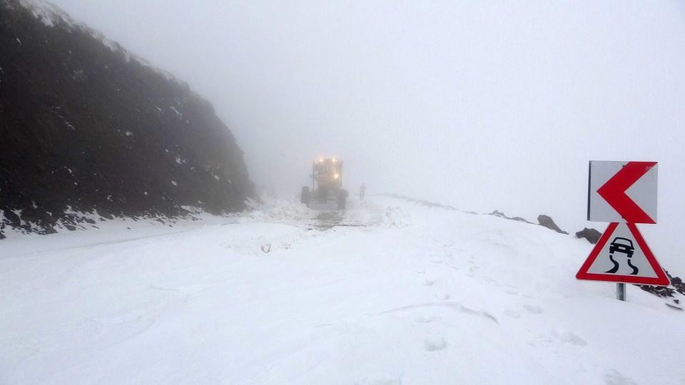 <p>Muş’ta gece saatlerinde etkili olan kar yağışı ve tipi nedeniyle ulaşıma kapanan 10 köy ve 21 mezra yolu ekiplerin çalışmasıyla ulaşıma açıldı.</p>
