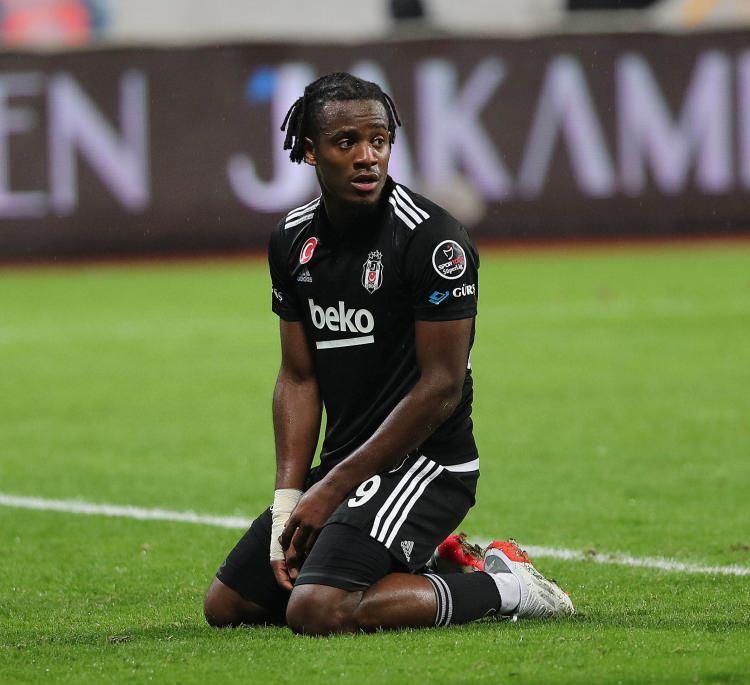 <p>Batshuayi: 4 golle bu alanda lider durumda. Ancak, Belçikalı oyuncu son golünü 9'uncu haftada 3-2 kaybedilen Medipol Başakşehir maçında penaltıdan attı. Batman lakabı takılan Batshuayi'nin Şampiyonlar Ligi'nde çıktığı 4 maçta da golü bulunmuyor.</p>
