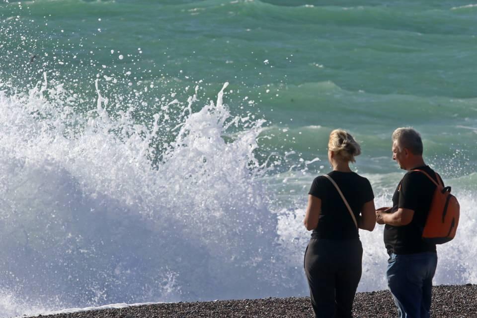 <p>Falezleri ve sahili döven yaklaşık 4 metre yüksekliğindeki dalgalar, kıyı şeridi beyaza bürüdü. Varyantlardaki seyir terası ile sahil kısmına gelen vatandaşlar ve turistler, eşsiz manzarayı fotoğraflayıp ölümsüzleştirmek için cep telefonlarına sarıldı. </p>
