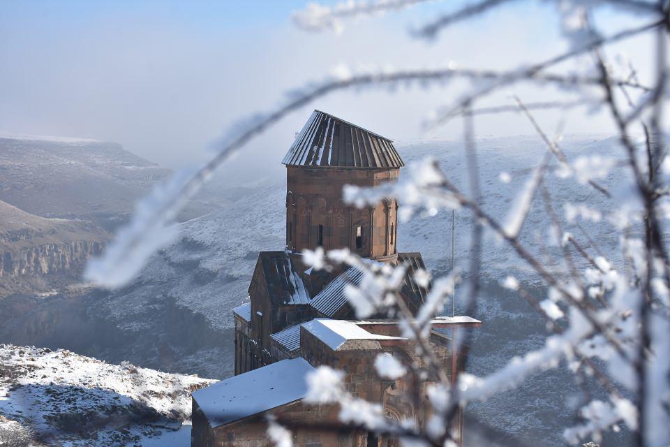 <p>Kurulduğu günden bu yana birçok medeniyete ev sahipliği yapan, her biri farklı güzellik ve tarihi değerdeki cami, kilise, katedral gibi dini yapıların yanı sıra paha biçilmez diğer tarihi yapıları ve kültürel hazineleri bünyesinde barındıran Ani, Kafkaslardan Anadolu'ya ilk giriş kapısı olma özelliğiyle ayrı önem arz ediyor.</p>
<p> </p>