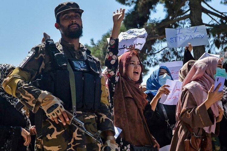 <p><strong>DUL KADINLARIN ZORLA EVLENDİRİLMESİ</strong></p>
<p>Üçüncü maddede, kocanın vefatının ardından (4 ay 10 gün ya da hamilelik sonrası) kocanın kardeşinin ya da başka bir akrabanın, "dul kadını" evliliğe zorlayamayacağı belirtilirken kadının evlenip evlenmeme ve kendi geleceğini belirleme hakkına sahip olduğu vurgulandı.</p>