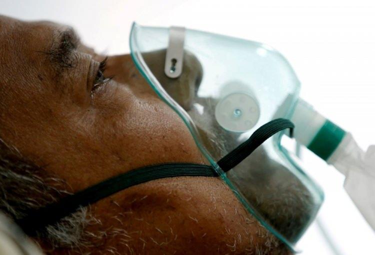 <p>26 Ocak'ta, Endonezya'nın Bogor kentindeki bir hastanenin izolasyon odasında Covid-19 hastalığı nedeniyle hastanede yatan bir hasta, solunum maskesiyle zorlukla nefes alıyor.</p> <p> </p> 