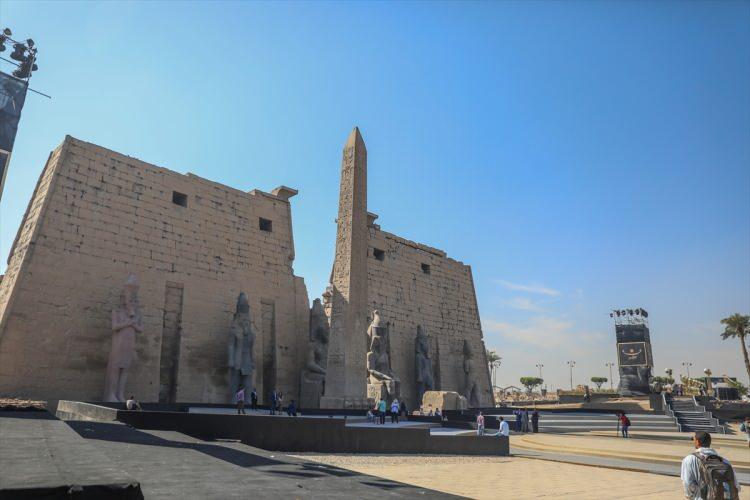 <p>Antik Mısır tapınaklarından biri olan Luksor tapınağı, tarihten günümüze kadar gelen ihtişamıyla görenleri büyülüyor. </p>

