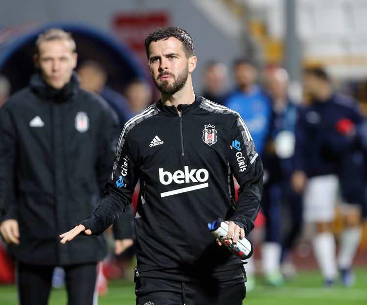 <p>Miralem Pjanic: Barcelona’dan kiralanan ve oyunun lideri olması beklenen Pjanic, oynadığı maçlarda orta alanda kalıp uzun top atmaktan başka pek bir katkı veremedi ve sadece 2 asistte kaldı.</p>
