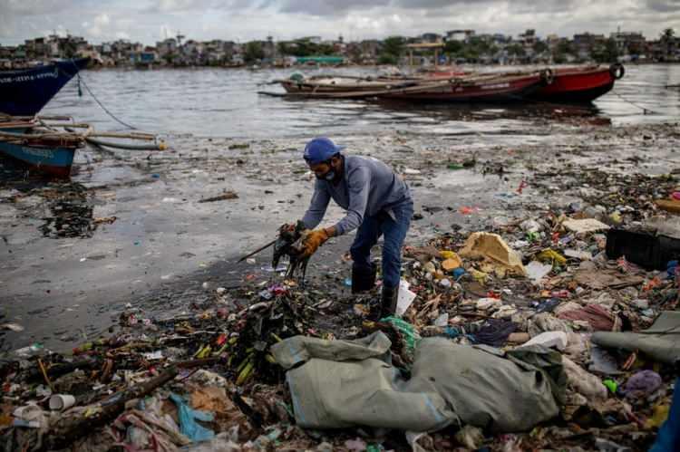 <p>22 Haziran’da River Warriors'ın bir üyesi olan Argie Aguirre, Filipinler, Baseco'daki Pasig Nehri'nden çöp topluyor.</p> <p> </p> 