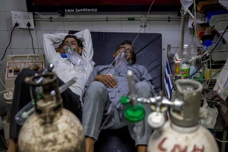 <p>15 Nisan'da Hindistan'ın Yeni Delhi kentinde Covid-19'un yayılmasının ortasında hastalar, Lok Nayak Jai Prakash (LNJP) hastanesindeki yaralı koğuşunda tedavi görüyor.</p> <p> </p> 