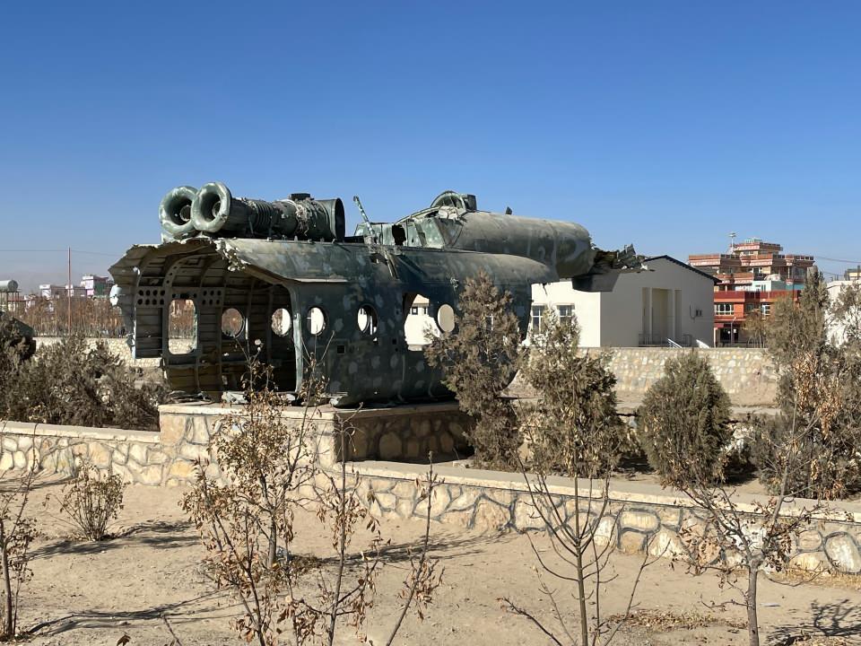 <p>1979 Rus işgali öncesi kentteki tarihi mekanları görmeye yurt dışından turistlerin geldiğini dile getiren Hoşeh, "Turistler şehirde el emeğiyle yapılan sanat eserlerini satın alırlardı. (Rus işgaliyle) Tacirler yok oldu. İnsanlar katledildi. 5 bin yıllık tarihe sahip Bala Hisar da bundan zarar gördü." ifadelerini kullandı.</p>
<p> </p>