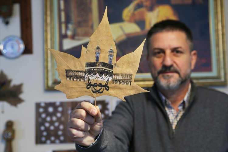 <p>Hattat Mete Üge, kurduğu "İnsan Akademisi" atölyesinde hattın yanı sıra tezhip, minyatür, resim, ahşap işleme, sedef kakma, tespih yapımı, mermer ve taş oyma, çini, vitray ve deri işleme alanlarında eserler üretiyor. Üge, ayrıca antika radyo ve saat tamiri ile mobilya tasarımı da yapıyor.</p>

<p>AA muhabirinin sorularını yanıtlayan hattat Mete Üge, emekli olduktan sonra kendini daha çok sanatına verdiğini ama bir yandan da profesyonel olarak strateji ve iş danışmanlığı yaptığını söyledi.</p>
