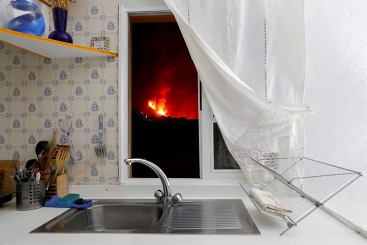 <div>28 Eylül'de, İspanya, Kanarya Adası'ndaki La Palma yanardağının patlamasının ardından El Paso'dan bir mutfağın penceresinden lavlar görülüyor.</div> <div> </div> 