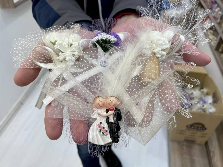 <p>20 yıldır nikah şekeri satan esnaf Mehmet Sezer, geçmişte klasik badem şekerleri olduğunu, son 15 yılda hediyelik nikah şekeri sektörünün değişim gösterdiğini söyledi.</p>
<p>Daha önce yurt dışından ithal edilen ürünlerin artık yerli imkanlarla üretildiğini belirten Sezer, "Şu anda yüzde 80-90 yerli üretim yapıyoruz, kendimiz üretiyoruz. Magnetler, tepsiler, döküm ürünlerin hepsi kendi imalatımız." dedi.</p>
<p> </p>