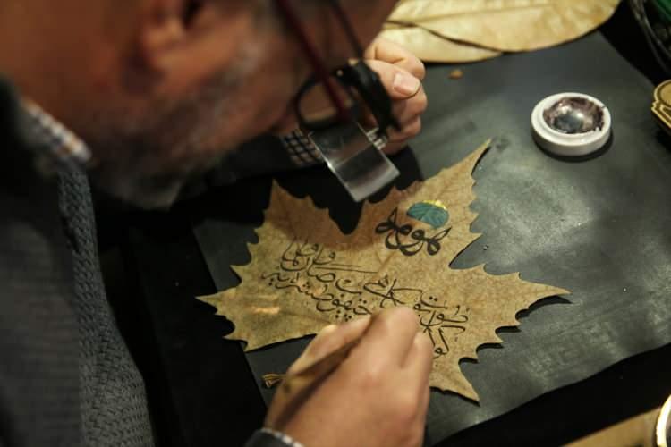 <p>Üge, hat sanatıyla tanışmasını şöyle anlattı:</p>

<p>"Resme ve geleneksel el sanatlarına merakımdan dolayı da babam hat ve yazıyla ilgili kabiliyetimi keşfetti. Bir gün babam bir tahta mandal aldı ve yayından çıkartarak çini mürekkebine mandalın ucunu hafif daldırarak nefis bir harf çizdi. Beyaz kağıt üzerinde geometrik desen gibi gözüken harf çok hoşuma gitti. 'Yapabilir misin?' deyince 'Denemek istiyorum.' dedim. Tabii bir şişe mürekkebi bitirdim. Yıllar sonra babam 'Seni değerli bir arkadaşıma götüreceğim.' dedi. Cağaloğlu'nda rahmetli hattat Hamit Aytaç'ın atölyesine gittik. Babamla selamlaştılar, 'Bu da bizim oğlan.' dedi. Biraz sohbet ettikten sonra 'Bizim oğlanın da biraz kabiliyeti var, bakar mısın?' dediğinde, Büyük Usta 'Yaklaş bakalım.' dedi. Yanına gittiğimde dizinin üstüne işaret ederek dizinin kenarına ilişmemi istedi. 'Hadi gel bir Elif harfi meşk edelim.' dedi. Mürekkebin üzerine kalemi hafif bandırarak kağıdın üzerine geldiği noktada kalemi elime verdi. 'Çiz de görelim.' dedi. Büyük bir heyecan... </p>

