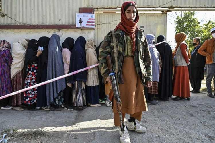 <p>Afganistan'da bazı aşiretler kan davaları ya da aralarındaki düşmanlıkları sonlandırmak için ailedeki kadınlar üzerinden husumetli aile ile evlilik bağı kurabiliyor.</p>