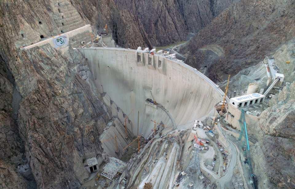 <p>Artvin’de, Çoruh Nehri üzerinde 275 metre gövde yüksekliğiyle Türkiye’nin en yüksek, dünyanın ise 'çift eğrilikli ince kemer baraj tipi' kategorisinde 3’üncü en yüksek barajı Yusufeli Barajı’nın inşaatı tamamlandı. </p>
