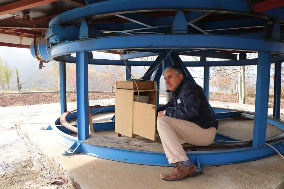 <p>Misafirlerim, arkadaşlarım geldiğinde burada ağırlıyorum. İnsanlar beğeniyor. Dönerek çay içmek hoşlarına gidiyor. Ben de keyif alıyorum. Hobi amaçlı yaptım. Ticari amacım yok. Sadece misafirlerimle sohbet ediyorum. Oturduğum evi böyle yapacaktım, herkes karşı çıkınca buraya yaptım. 'Yapamaz' diyenlere örnek oldu. Hız ayarını yapıyorum. Yavaş ya da biraz daha hızlı. En ideali yavaş dönmesi."</p>

<p> </p>
